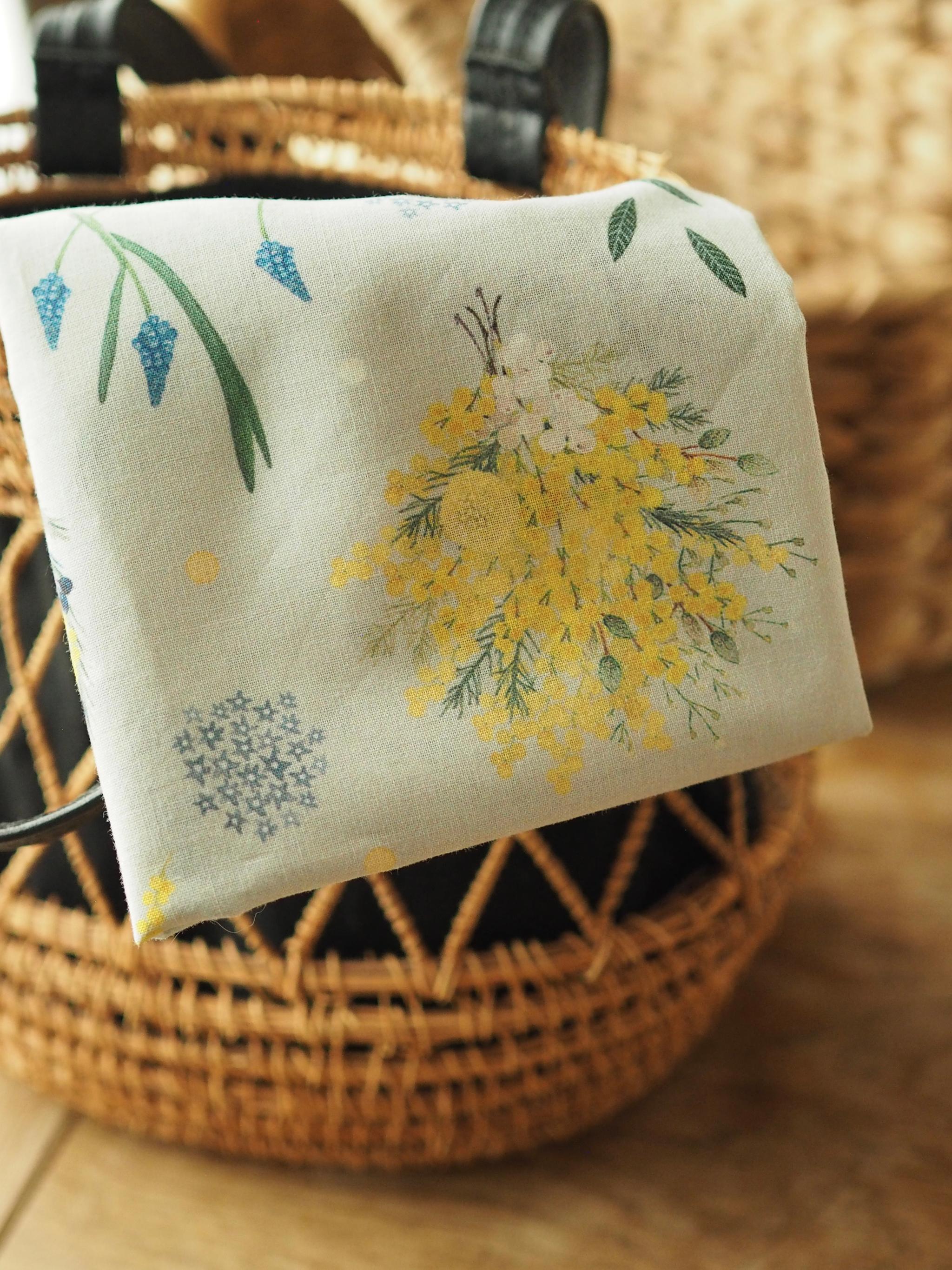 はじまりの季節に、心ほどける彩りを。『ミモザと小さなティータイム』ハンカチ 大判、スカーフにも / コットン100% | 6枚目