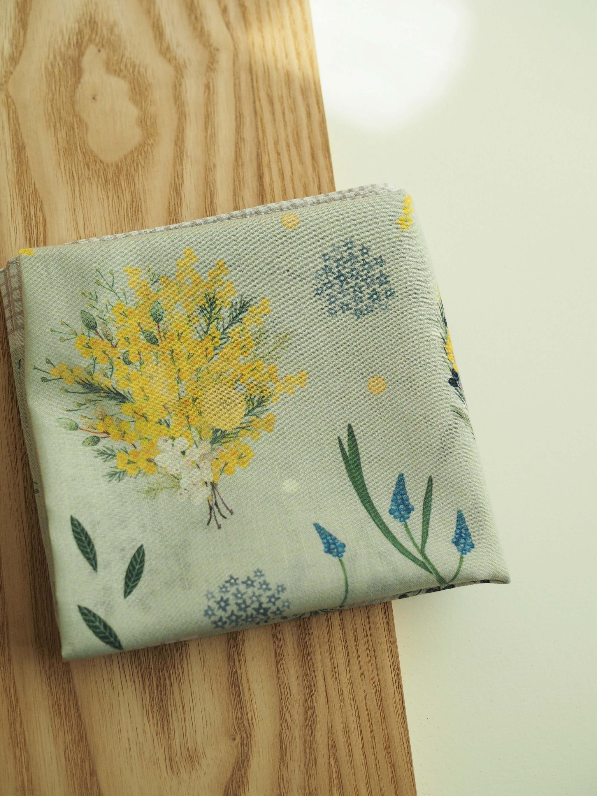 はじまりの季節に、心ほどける彩りを。『ミモザと小さなティータイム』ハンカチ 大判、スカーフにも / コットン100% | 8枚目